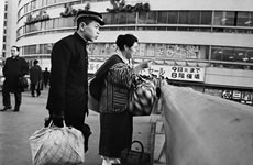 戦後の混乱期にあった1950年（昭和25年）、旧大宮市に「埼玉自動車交通株式会社」として観光事業とタクシー事業を柱に営業を開始しました。